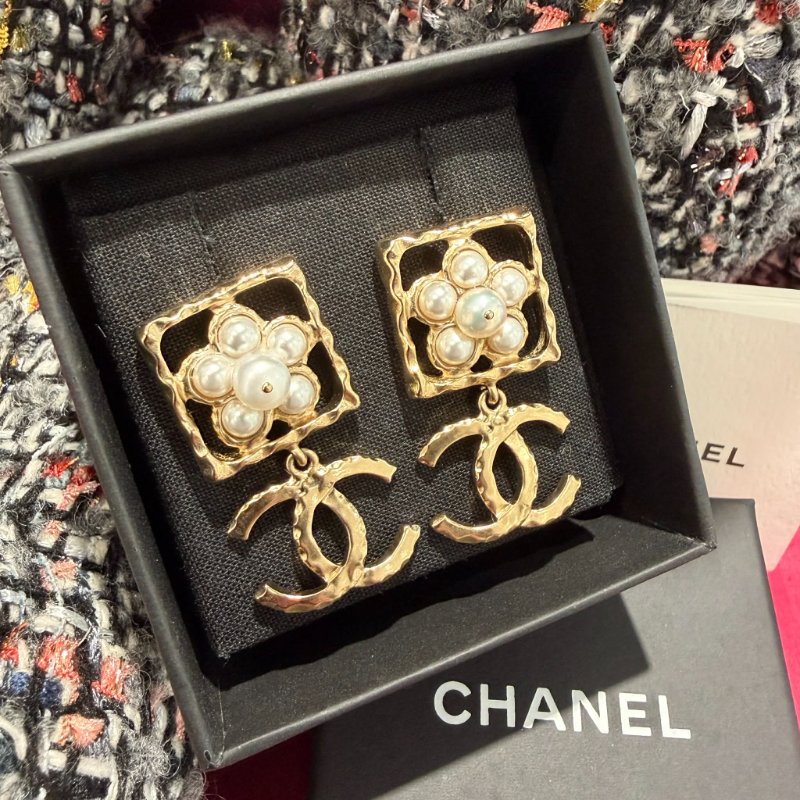 CHANEL白色珍珠花方框垂墜金色雙C耳環-3