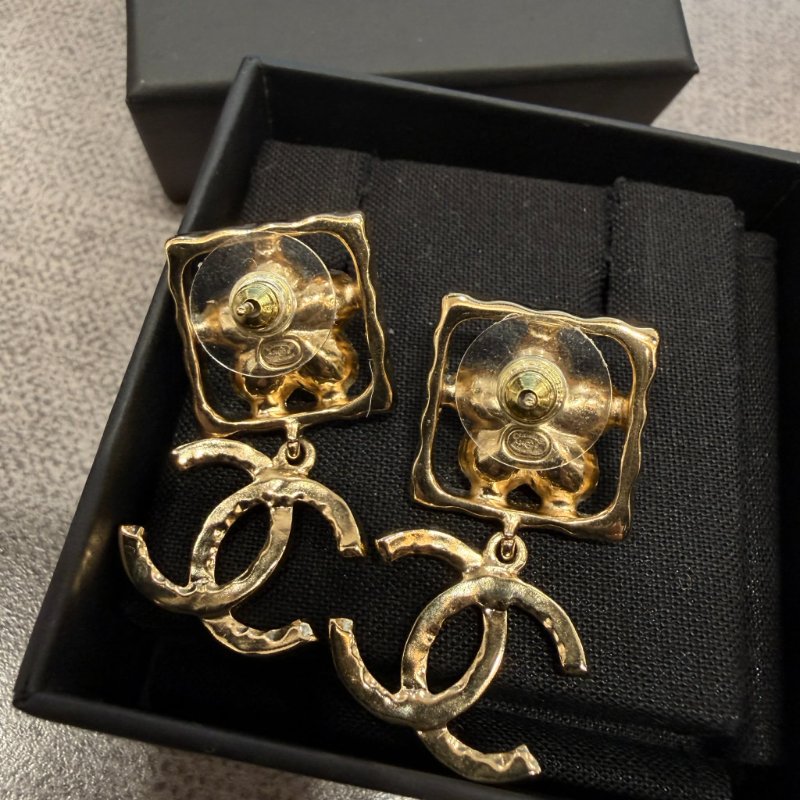CHANEL白色珍珠花方框垂墜金色雙C耳環-4