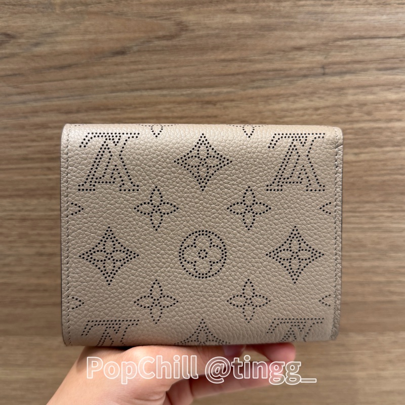 LV 石灰色打孔通花Iris銀釦下蓋短夾M62542-1