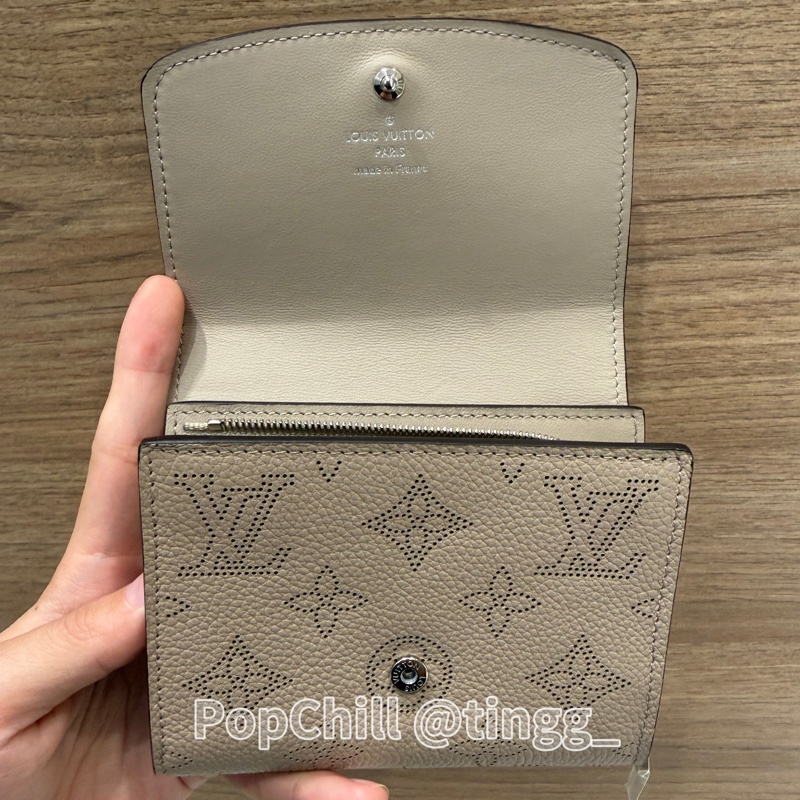 LV 石灰色打孔通花Iris銀釦下蓋短夾M62542-2