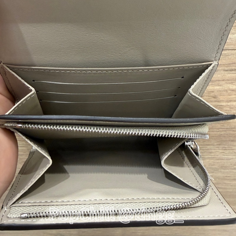 LV 石灰色打孔通花Iris銀釦下蓋短夾M62542-3