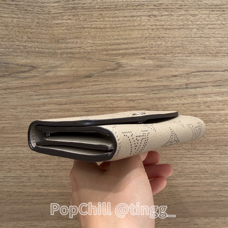 LV 石灰色打孔通花Iris銀釦下蓋短夾M62542-5