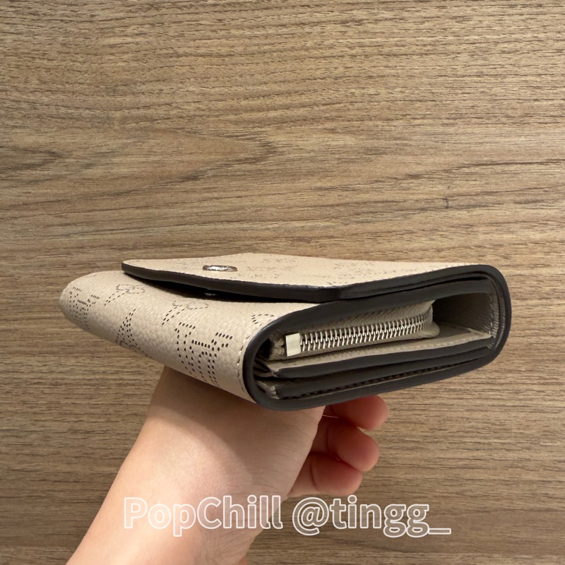 LV 石灰色打孔通花Iris銀釦下蓋短夾M62542-6