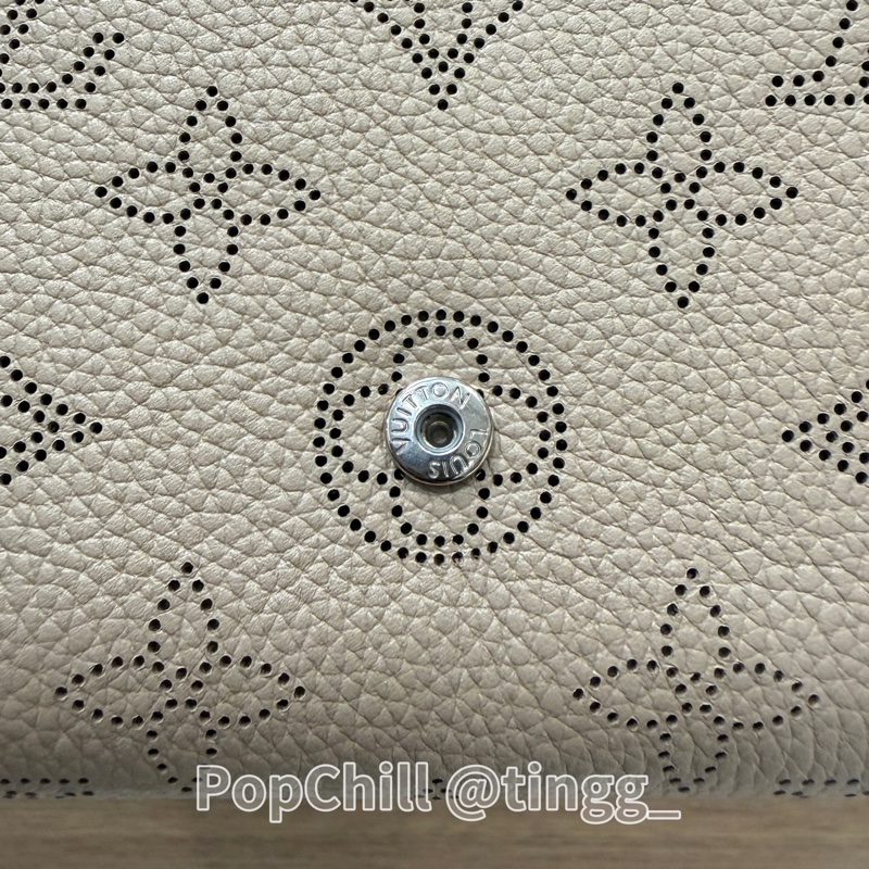 LV 石灰色打孔通花Iris銀釦下蓋短夾M62542-8