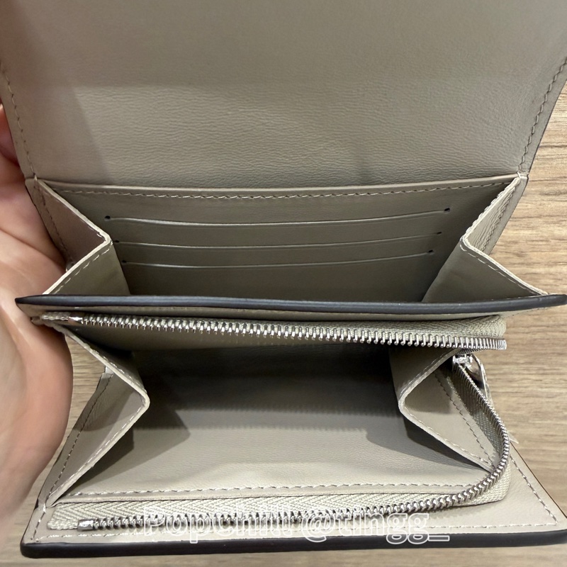 LV 石灰色打孔通花Iris銀釦下蓋短夾M62542-11