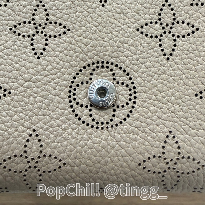 LV 石灰色打孔通花Iris銀釦下蓋短夾M62542-13