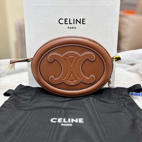 閒置未使用 Celine賽琳 Cuir Triomphe 焦糖色 凱旋門 月餅包 22年標 附件：盒子、塵袋 尺寸16*12.5*4