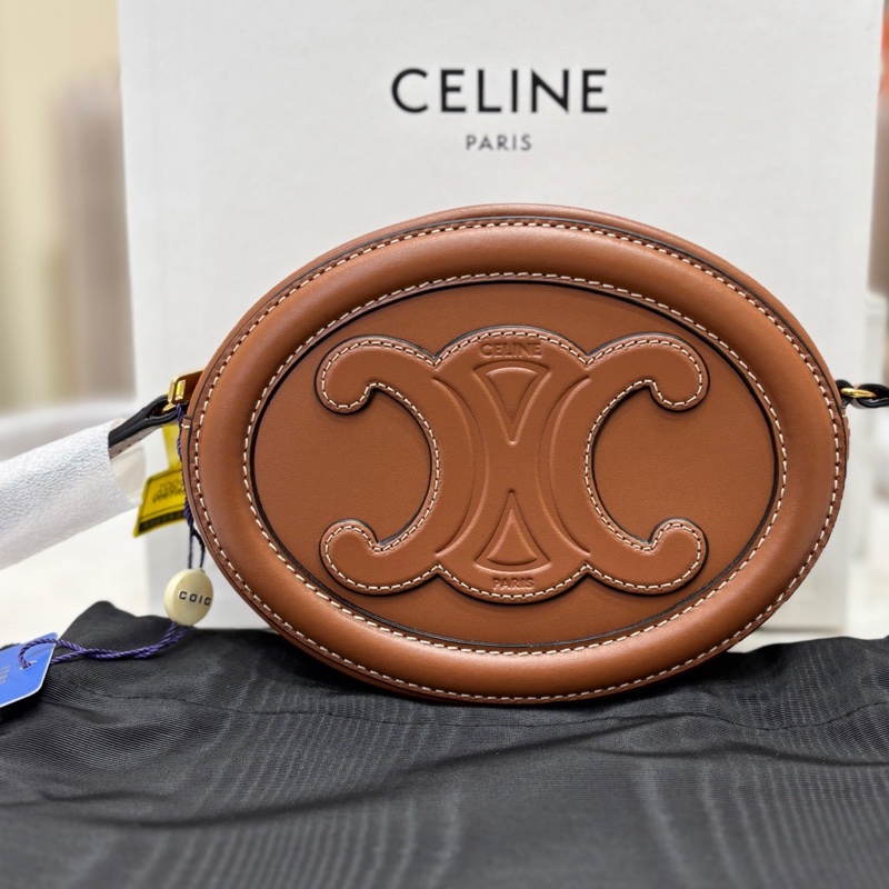 閒置未使用 Celine賽琳 Cuir Triomphe 焦糖色 凱旋門 月餅包 22年標 附件:盒子、塵袋 尺寸16*12.5*4-1