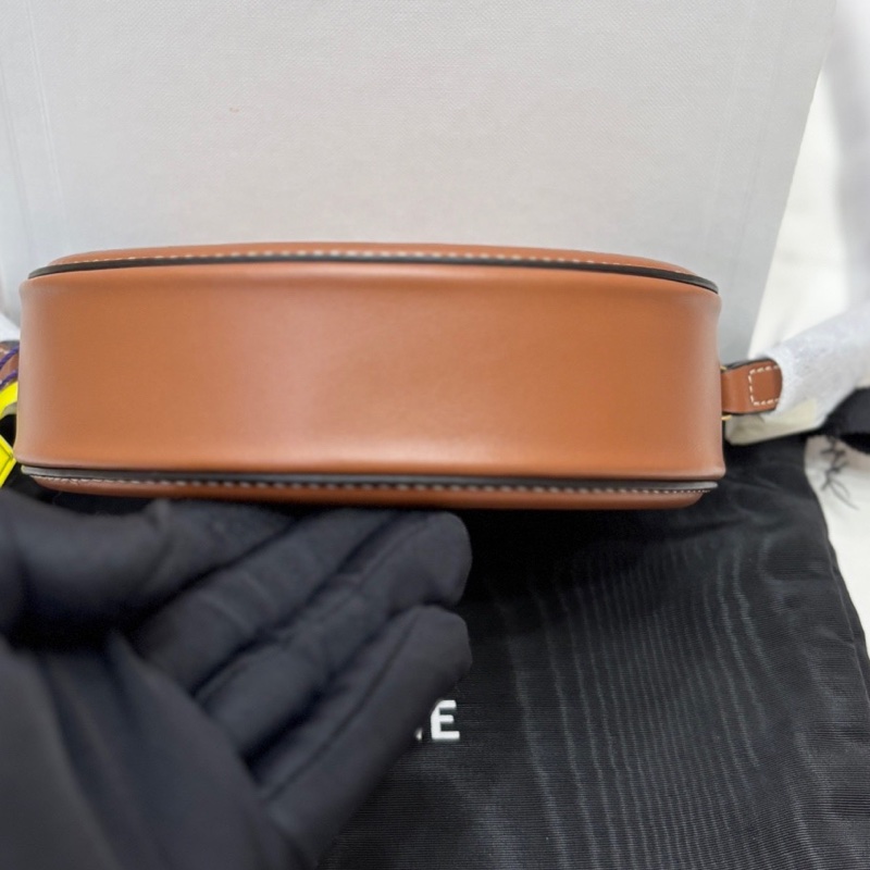 閒置未使用 Celine賽琳 Cuir Triomphe 焦糖色 凱旋門 月餅包 22年標 附件:盒子、塵袋 尺寸16*12.5*4-3