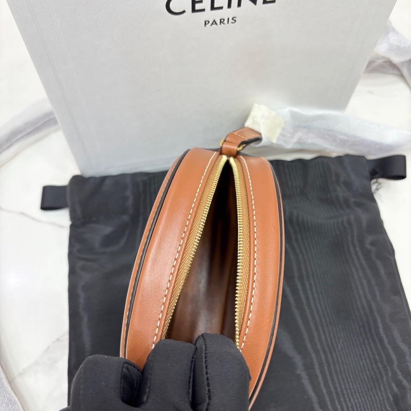 閒置未使用 Celine賽琳 Cuir Triomphe 焦糖色 凱旋門 月餅包 22年標 附件:盒子、塵袋 尺寸16*12.5*4-4