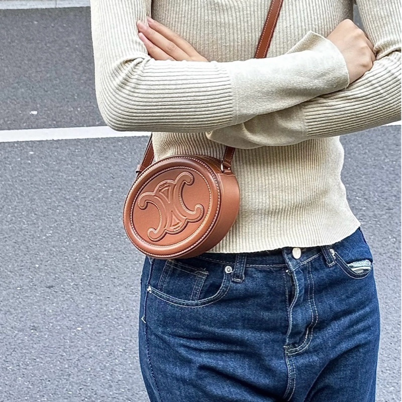 閒置未使用 Celine賽琳 Cuir Triomphe 焦糖色 凱旋門 月餅包 22年標 附件:盒子、塵袋 尺寸16*12.5*4-5