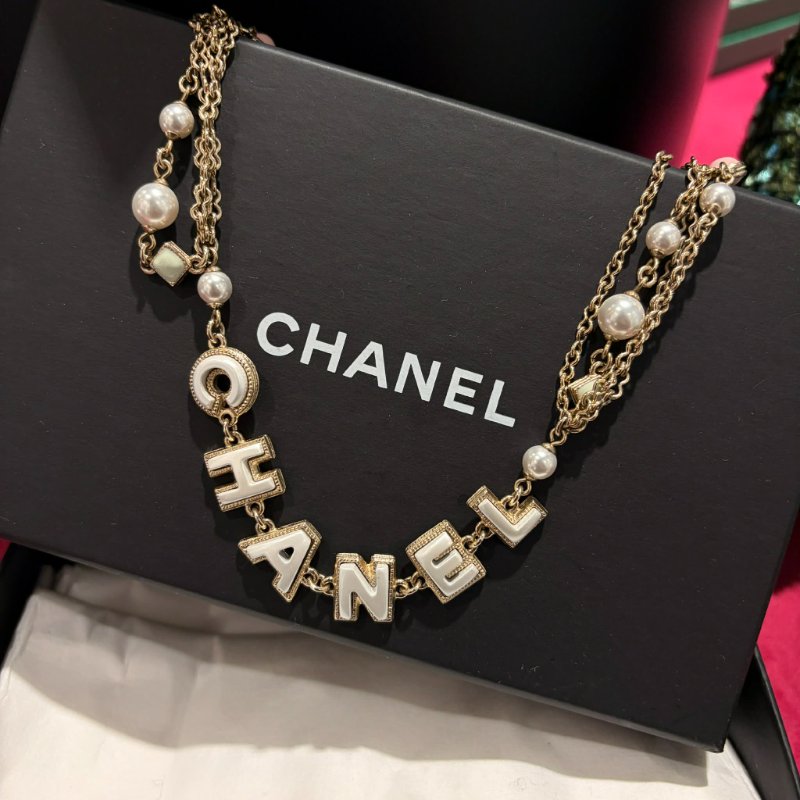 CHANEL 珍珠字母拼粉綠藍墜飾項鏈 淡金-0