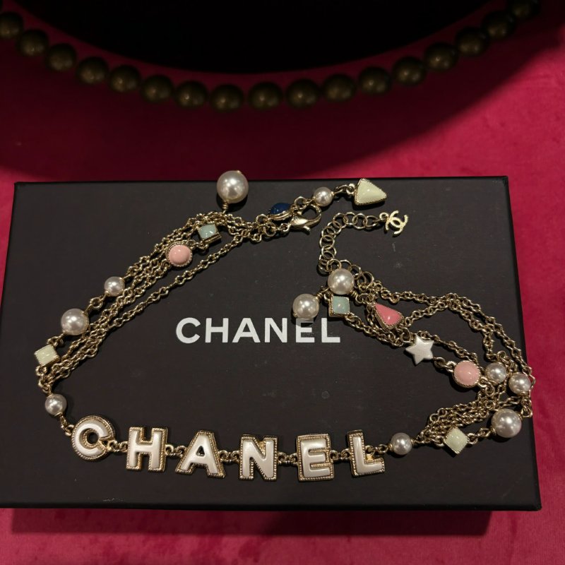 CHANEL 珍珠字母拼粉綠藍墜飾項鏈 淡金-1