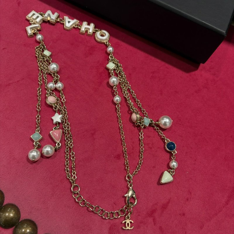CHANEL 珍珠字母拼粉綠藍墜飾項鏈 淡金-5