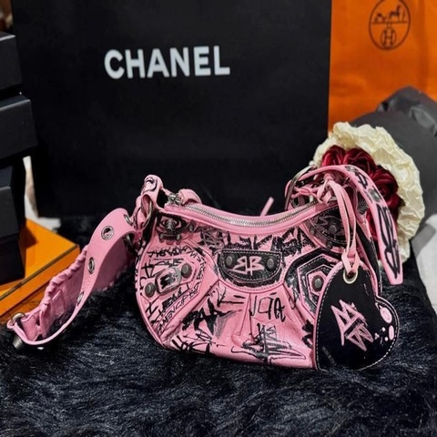 9新 罕見款 Balenciaga巴黎世家 塗鴉愛心鏡子機車月牙包