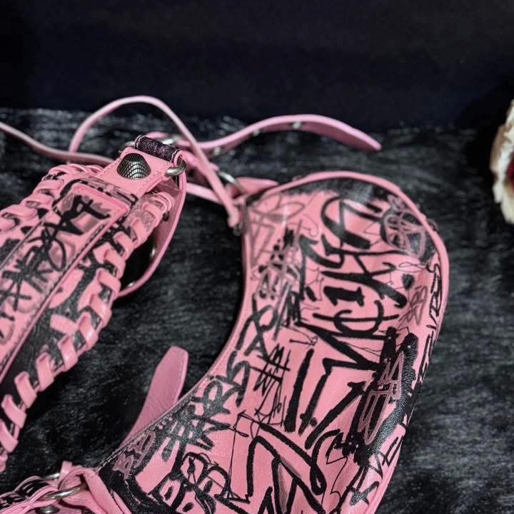 9新 罕見款 Balenciaga巴黎世家 塗鴉愛心鏡子機車月牙包-2