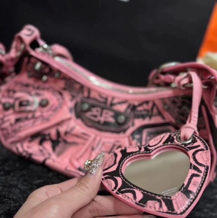 9新 罕見款 Balenciaga巴黎世家 塗鴉愛心鏡子機車月牙包-3