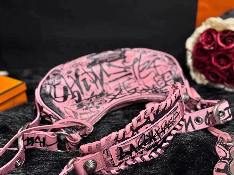 9新 罕見款 Balenciaga巴黎世家 塗鴉愛心鏡子機車月牙包-6