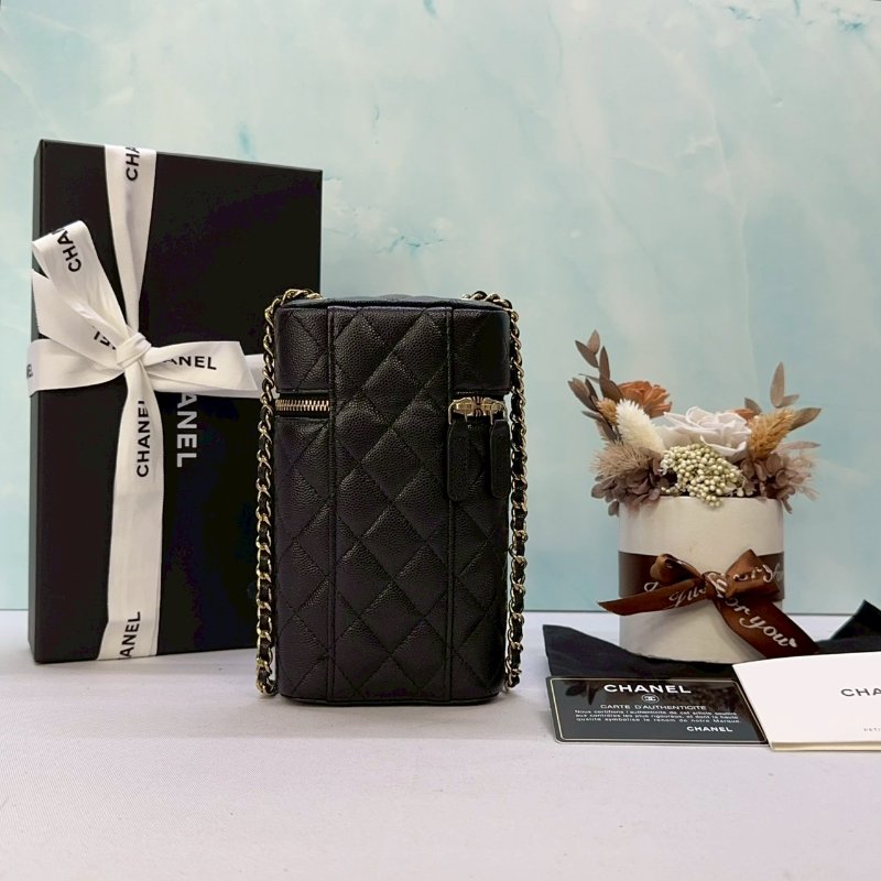 CHANEL 黑金鏈帶手機包-1