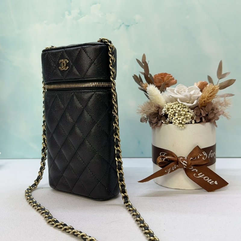 CHANEL 黑金鏈帶手機包-2