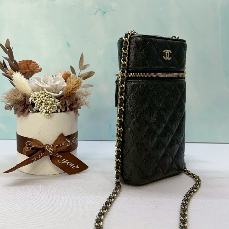 CHANEL 黑金鏈帶手機包-3