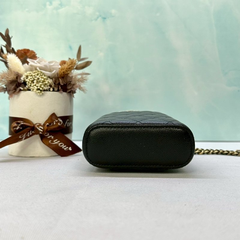 CHANEL 黑金鏈帶手機包-5