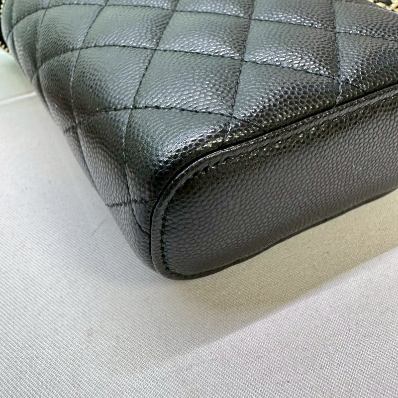 CHANEL 黑金鏈帶手機包-7