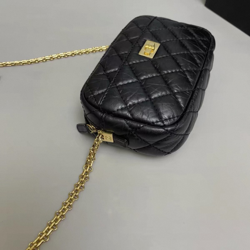 Chanel香奈兒2.55黑金油蠟牛皮相機包-2