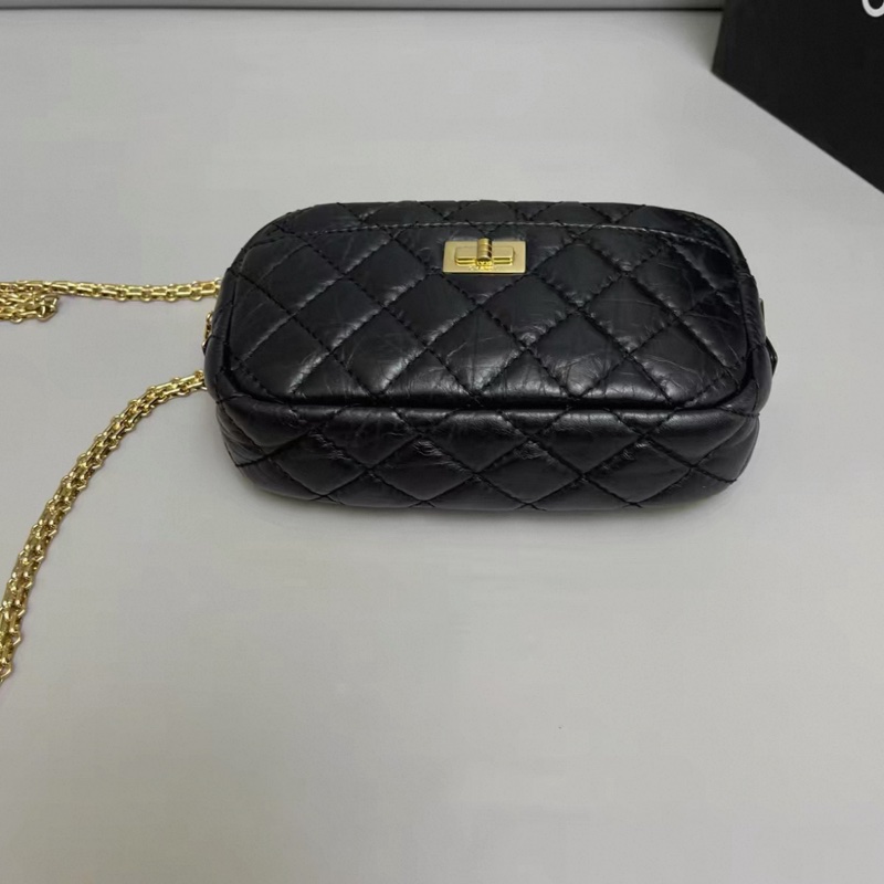 Chanel香奈兒2.55黑金油蠟牛皮相機包-3