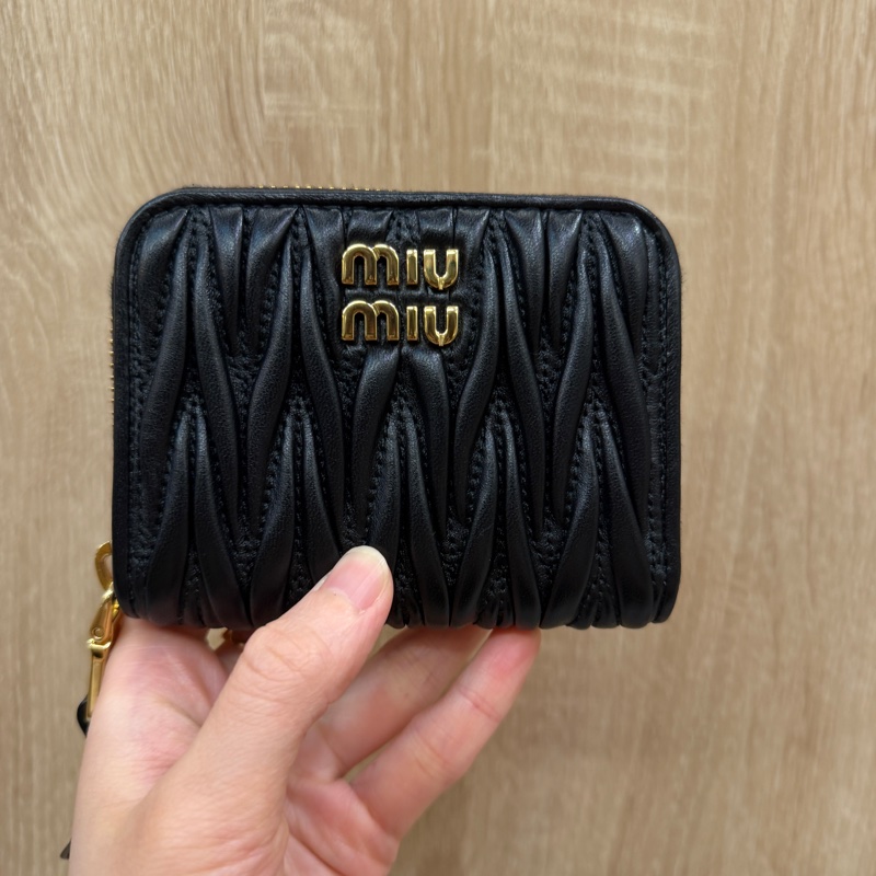 Miu Miu 黑羊皮抓皺Mateless拉鍊零錢卡包-0