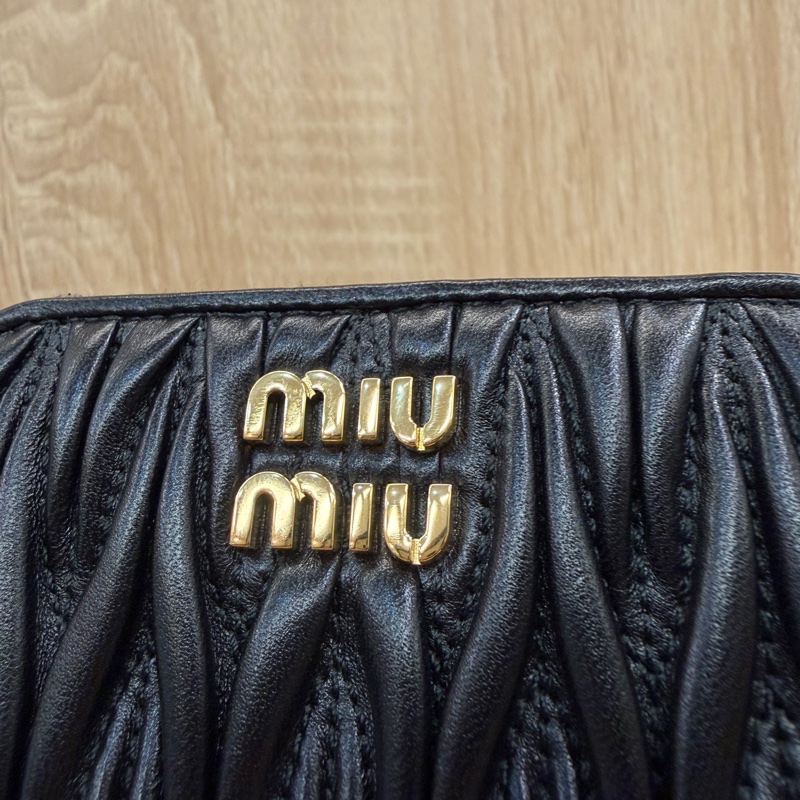 Miu Miu 黑羊皮抓皺Mateless拉鍊零錢卡包-1