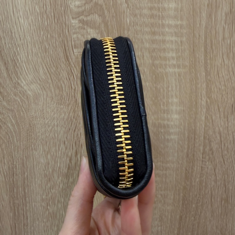 Miu Miu 黑羊皮抓皺Mateless拉鍊零錢卡包-2