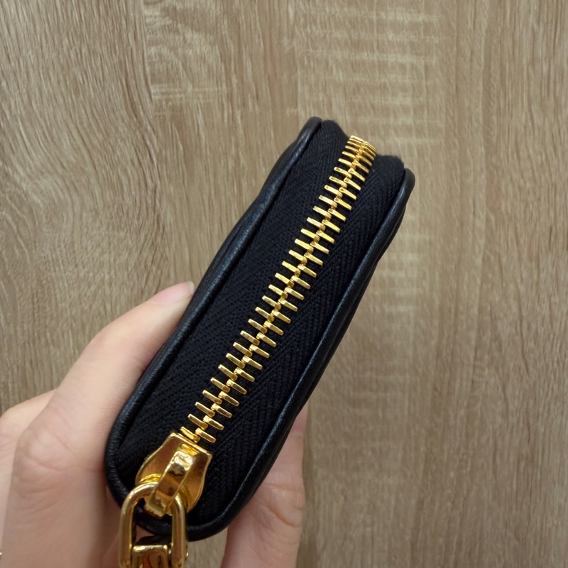 Miu Miu 黑羊皮抓皺Mateless拉鍊零錢卡包-3