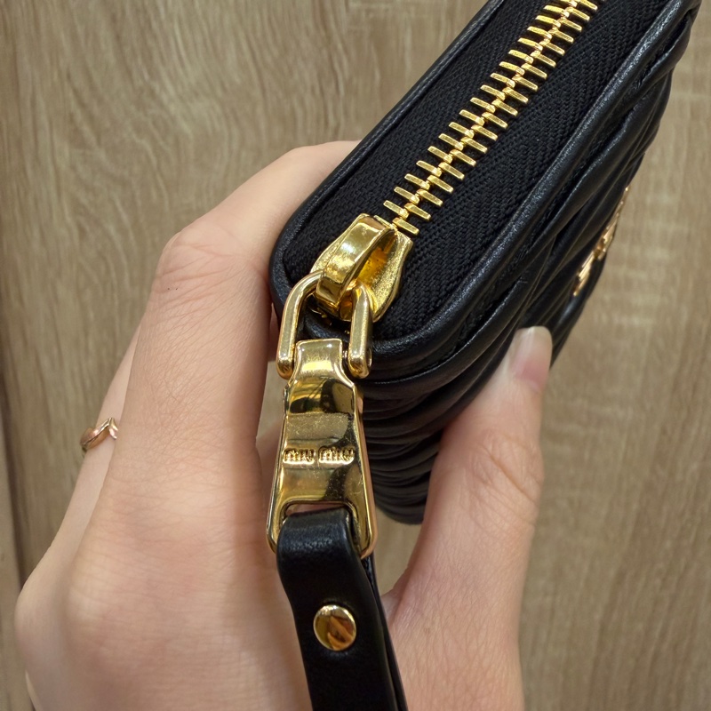 Miu Miu 黑羊皮抓皺Mateless拉鍊零錢卡包-4