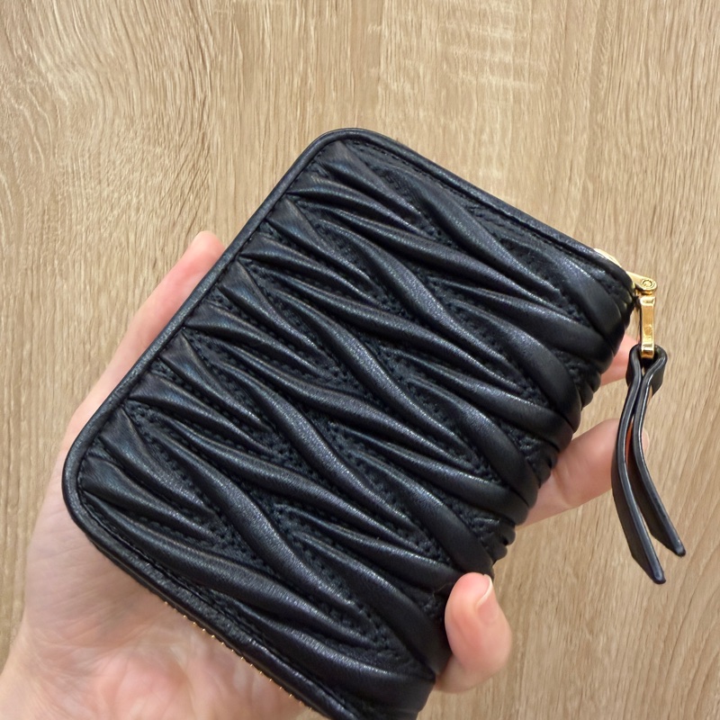 Miu Miu 黑羊皮抓皺Mateless拉鍊零錢卡包-5