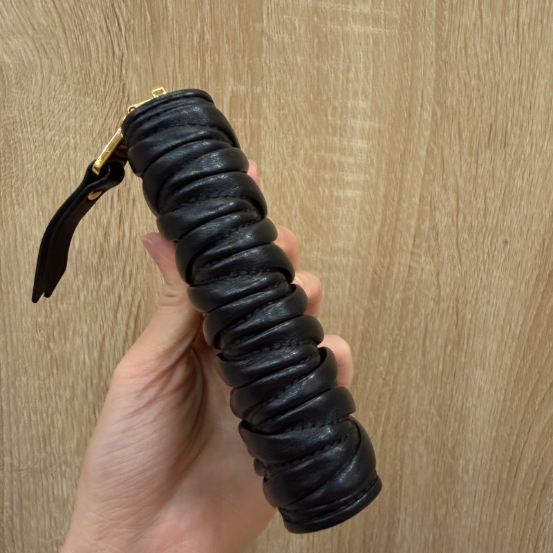 Miu Miu 黑羊皮抓皺Mateless拉鍊零錢卡包-6