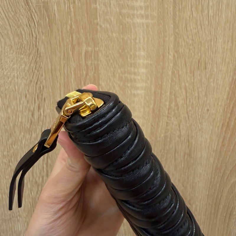 Miu Miu 黑羊皮抓皺Mateless拉鍊零錢卡包-7