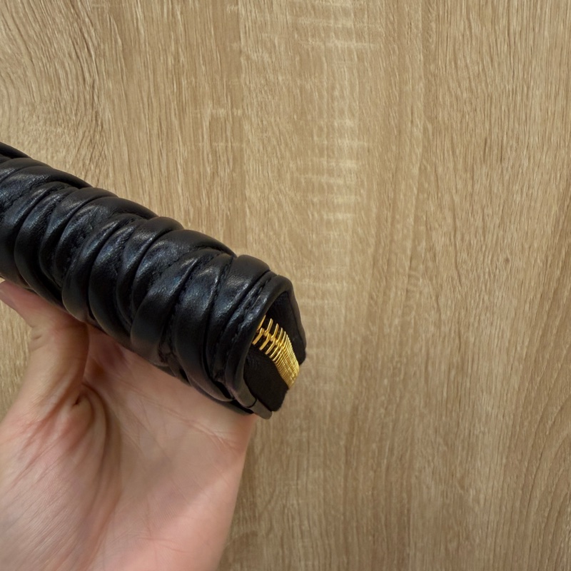 Miu Miu 黑羊皮抓皺Mateless拉鍊零錢卡包-8