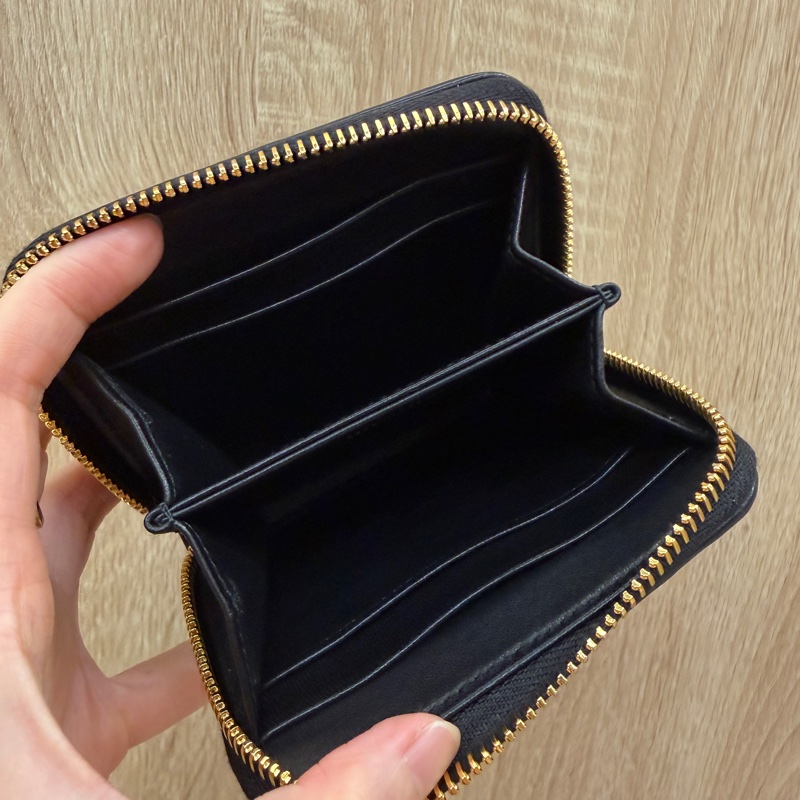 Miu Miu 黑羊皮抓皺Mateless拉鍊零錢卡包-9