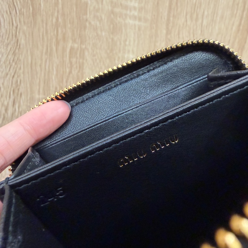 Miu Miu 黑羊皮抓皺Mateless拉鍊零錢卡包-10