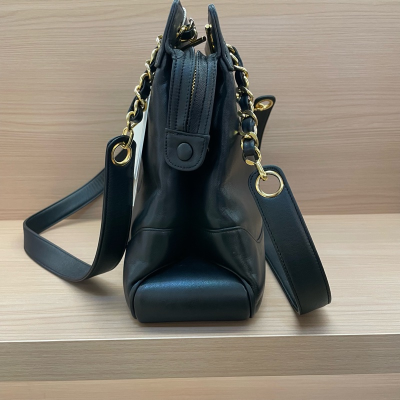 NO:C67 chanel 黑金中古牛皮圆弧金扣浮雕TOTE包 中號 19開  2014年 有塵袋 無卡 無盒子-2