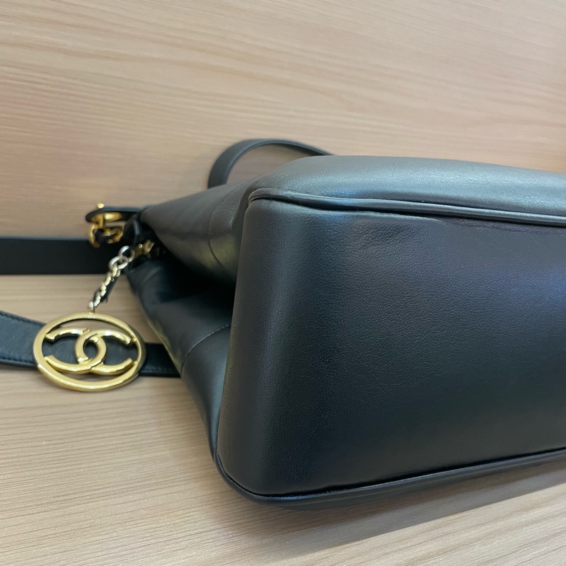 NO:C67 chanel 黑金中古牛皮圆弧金扣浮雕TOTE包 中號 19開  2014年 有塵袋 無卡 無盒子-5