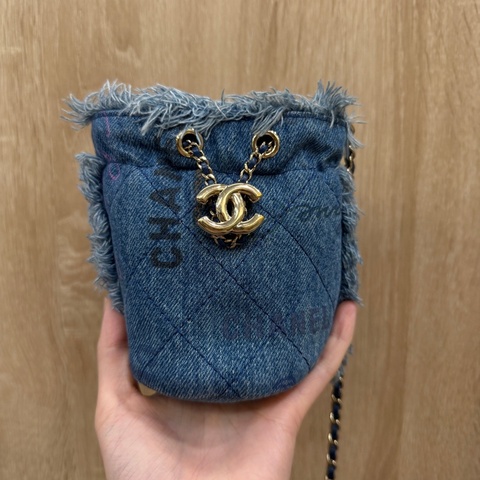 Chanel 牛仔藍菱格紋迷你斜背水桶包