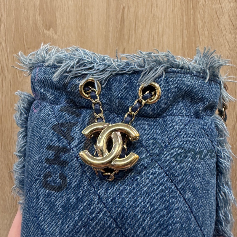 Chanel 牛仔藍菱格紋迷你斜背水桶包-1