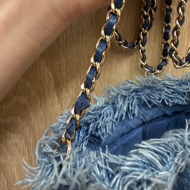 Chanel 牛仔藍菱格紋迷你斜背水桶包-12