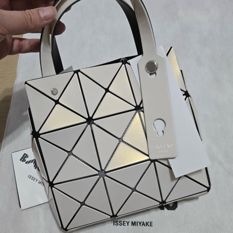 Issey Miyake 三宅一生 Bao Bao小鑽石結晶包 珍珠白色-1