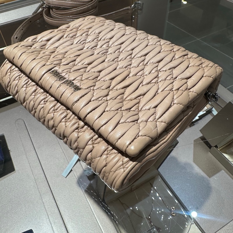 MiuMiu 缪缪 粉色小羊皮经典褶皱宝石单肩包斜挎包-2