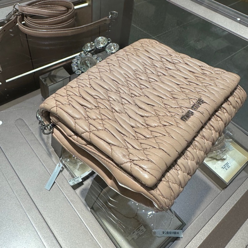 MiuMiu 缪缪 粉色小羊皮经典褶皱宝石单肩包斜挎包-3