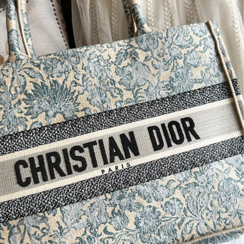 迪奧 托特包 肩背包 腋下包  手提包 閒置  帆布托特 季節限定刺繡款 CHRISTIAN DIOR CD Canvas Embroidered From the 2022 Collection by Maria Grazia Chiuri Medium Brocart Book Tote-4