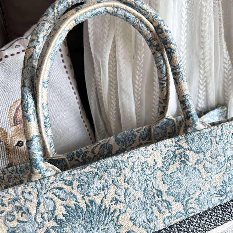 迪奧 托特包 肩背包 腋下包  手提包 閒置  帆布托特 季節限定刺繡款 CHRISTIAN DIOR CD Canvas Embroidered From the 2022 Collection by Maria Grazia Chiuri Medium Brocart Book Tote-5
